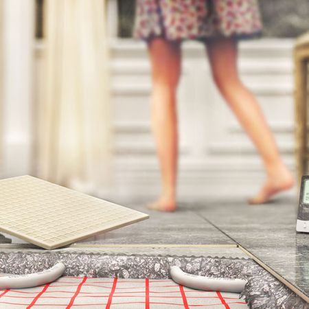 Kund steht auf einer Bodenheizung