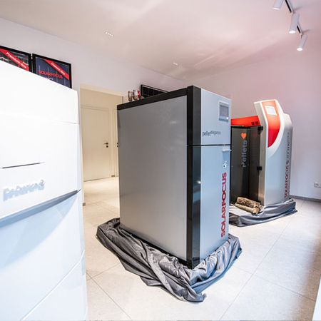 Drei Maschinen stehen in einem Gebäude bereit