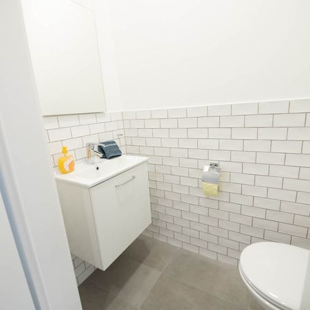 Sanitäreinrichtung eines kleinen Badezimmers