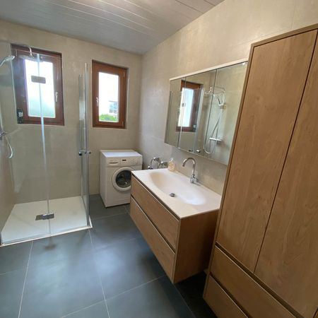 Badezimmer mit hölzerner Einrichtung