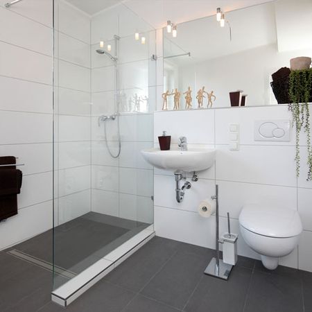 Ein Badezimmer mit einer Dusche und einer Spiegelzeile