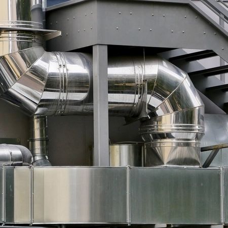 Metallrohre unter einer Treppe