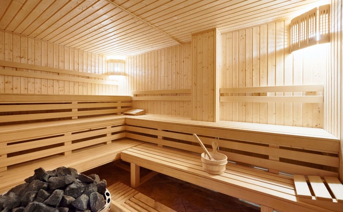 Sauna mit schöner Beleuchtung, Kohle und Aufguss