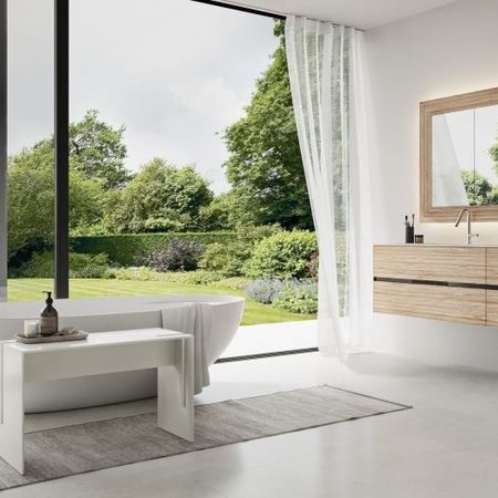 offenes Badezimmer mit Blick ins Freie