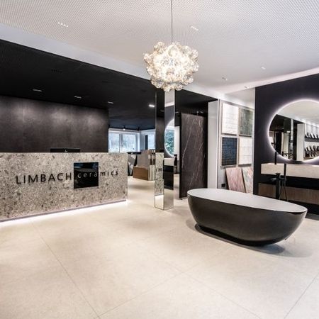 Showroom - Badezimmer mit dunklem Design