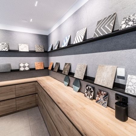Limbach Ceramics - verschiedene Fliesen in einer Ausstellung