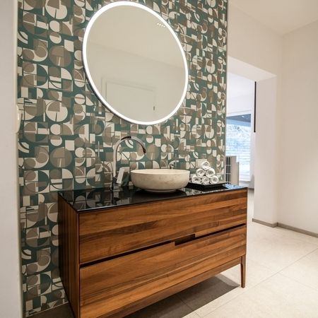 Showroom - stilreiche Wanddekoration mit Sanitäranlage